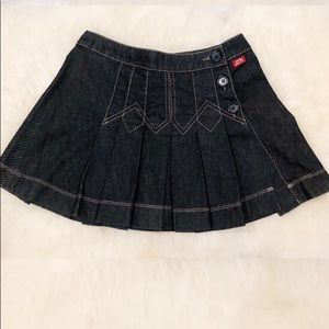 Darling denim skirt with three buttons on sides.